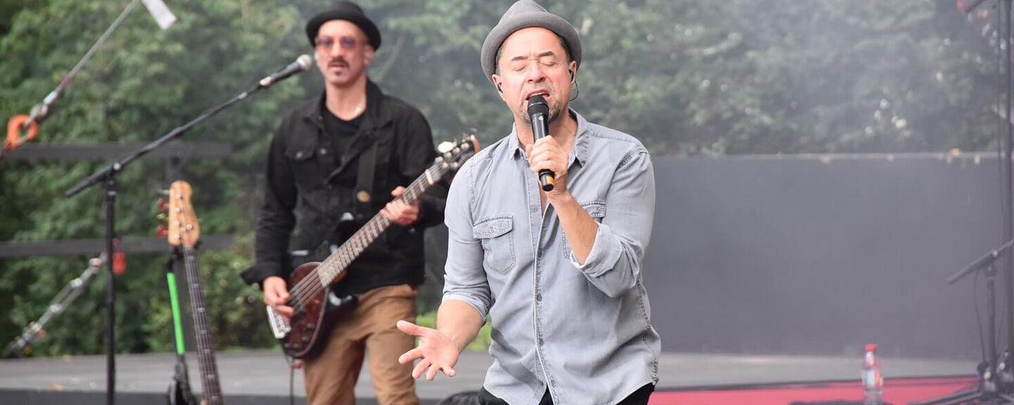 Mit viel Gefühl sang Jan Josef Liefers zum Saisonabschluss mit seiner Band Radio Doria.