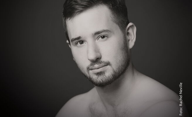 John Hewitt als Gee-Tar 