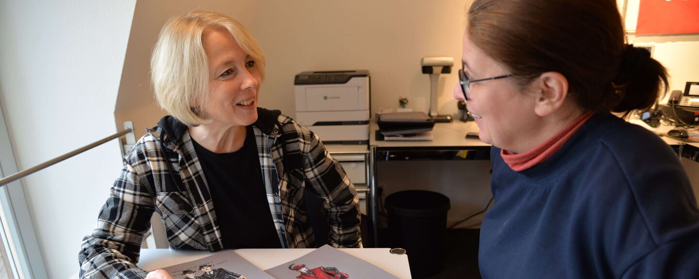Cordula Stummeyer (links) zeigte Anna-Luise Hoffmann ihre Kostümentwürfe für den „Freischütz“.