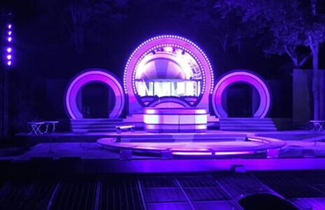 Besondere Lichteffekte werden zurzeit erprobt. Wie es bei „Ein Käfig voller Narren“ aussehen könnte, zeigt die Kulisse für das Stück „Cabaret“. Foto: EFS