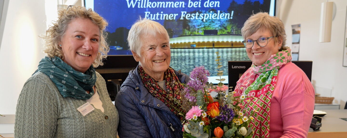 25.000 Karten für die neue Saison der Festspiele sind jetzt gebucht. Für ihren Jubiläumskauf wurde Susanne Kühnert mit einem Blumenstrauß beglückwünscht von den Konzertkasse-Mitarbeiterinnen Kerstin Gradert (rechts) und Susanne Utes (links). Foto: EF/C. B