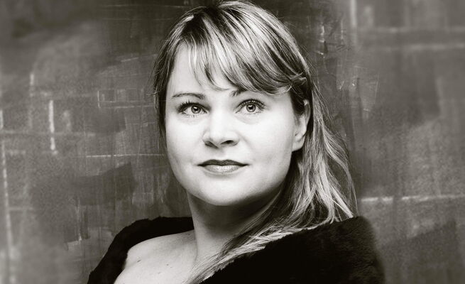 Eva Schneidereit als Mrs. Pearce