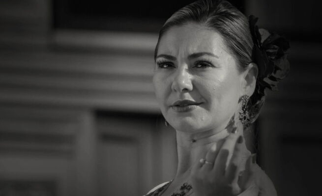 Hale Soner als Violetta Valéry