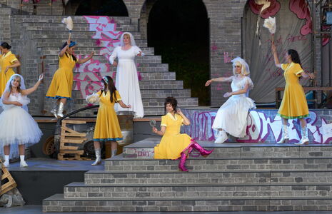 „Ich seh gut aus“ (I feel pretty) – Frisch verliebt, fühlt Maria sich schön auf Eutins Seebühne. Foto: Marcel Kohnen