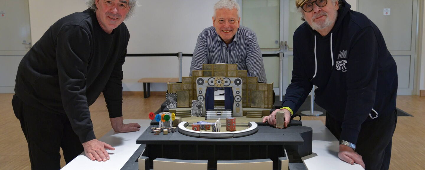 Die neue Saison fest im Blick: (von links) Jörg Brombacher (Bühnenbild), Hilray Griffiths (Künstlerischer Leiter) und Igor Folwill (Inszenierung)