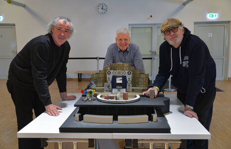 Die neue Saison fest im Blick: (von links) Jörg Brombacher (Bühnenbild), Hilray Griffiths (Künstlerischer Leiter) und Igor Folwill (Inszenierung)