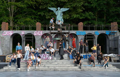 Zwei rivalisierende Gruppen – Jets und Sharks – stehen sich feindlich gegenüber.